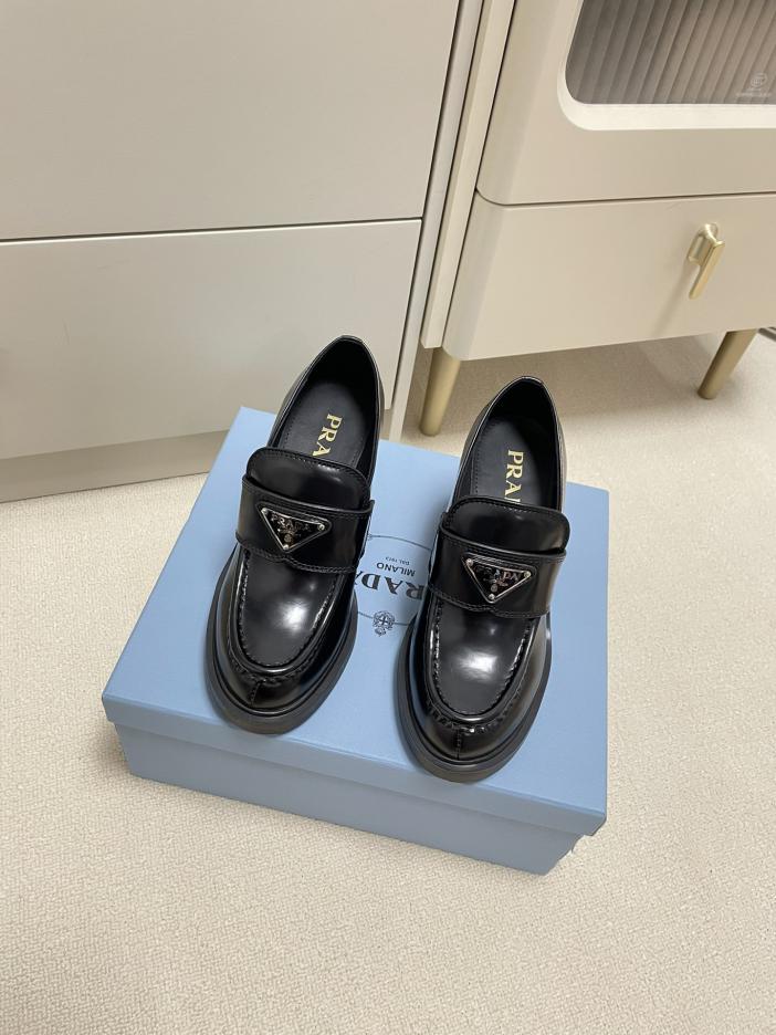 replica,schuhe,beste,kaufen,1:1,besten,seiten,Replik,turnschuhe,sneakers RADAs neue klassische Triangel-Loafer
