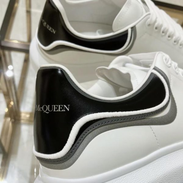 Alexander McQueen-Version mit reflektierendem Schwanzoberteil