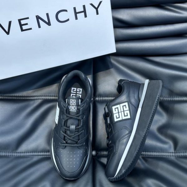 Lässige Sneakers von GIVENCHY mit dicker Sohle