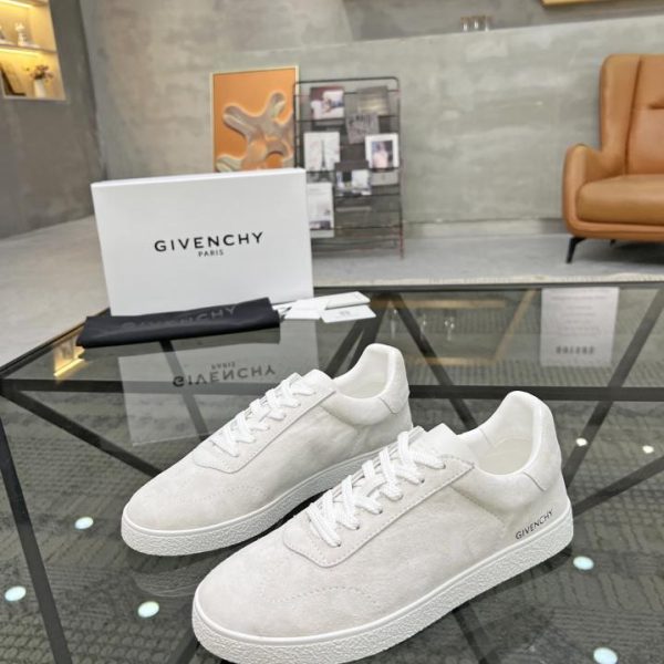 GIVENCHY kontert neuen Stil