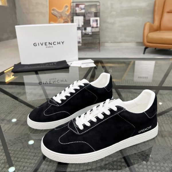 GIVENCHY kontert neuen Stil
