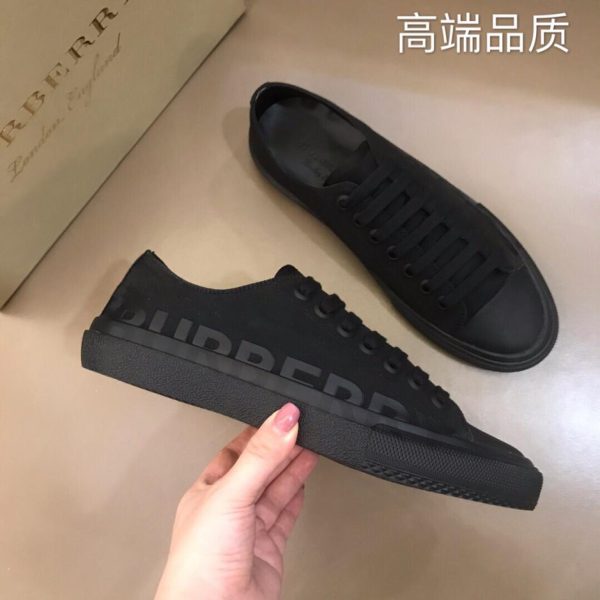 Klassische, l盲ssige Canvas-Schuhe f眉r Herren von Burberr