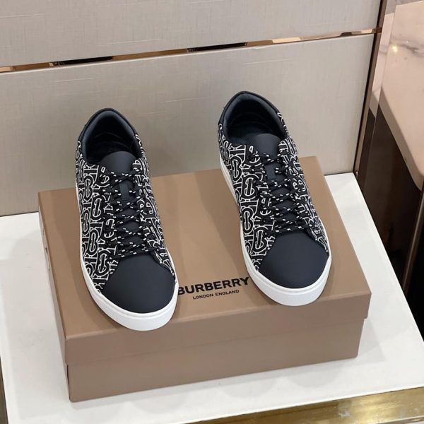 Die offizielle Website von Burberr synchronisiert Freizeitschuhe
