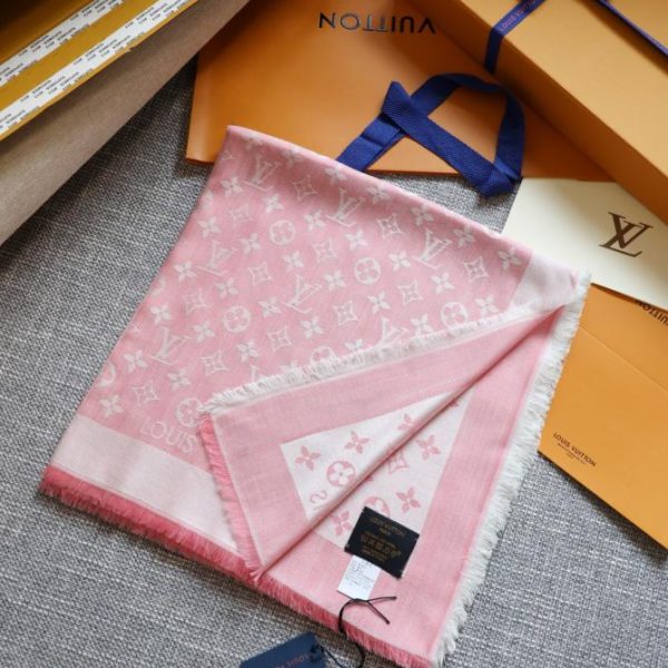Quadratischer Jacquard-Schal von Louis Vuitton in der gleichen Farbe wie Kette und Schuss