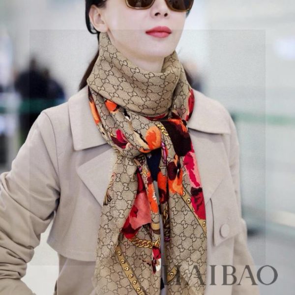 Gucci-Taschenkette und Blumen