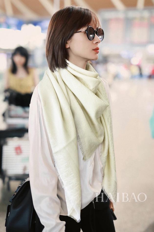 replica,schuhe,beste,kaufen,1:1,besten,seiten,Replik,turnschuhe,sneakers Quadratischer Schal mit silbernen Buchstaben von Dior replica,schuhe,beste,kaufen,1:1,besten,seiten,Replik,turnschuhe,sneakers Quadratischer Schal mit silbernen Buchstaben von Dior