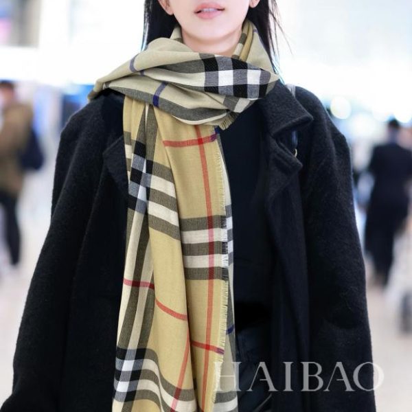 Burberry karierter doppelseitiger langer Schal]