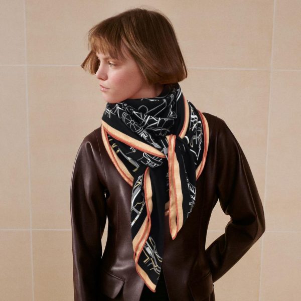 Doppelseitiger quadratischer Schal aus Kaschmir von Hermès in derselben Farbe