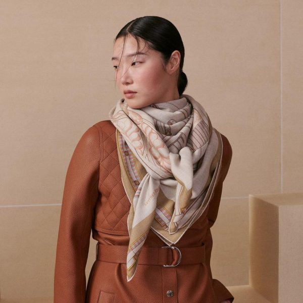 Doppelseitiger quadratischer Schal aus Kaschmir von Hermès in derselben Farbe