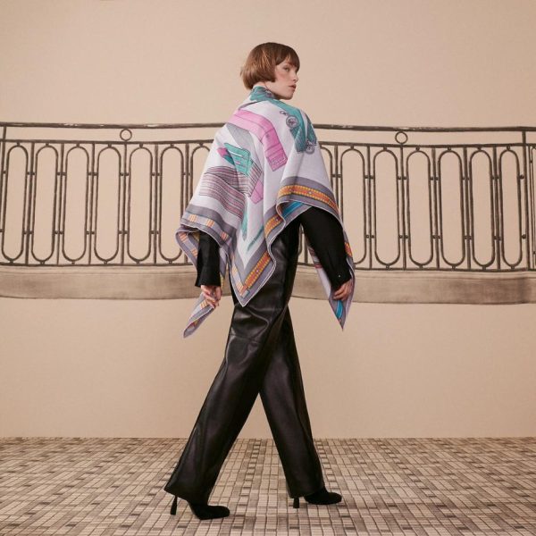Doppelseitiger quadratischer Schal aus Kaschmir von Hermès in derselben Farbe