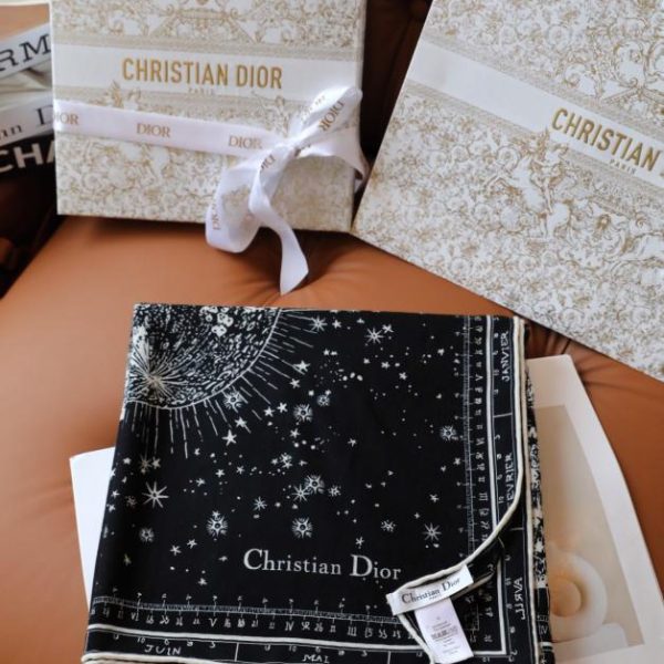 Neuer Seidenschal von Dior