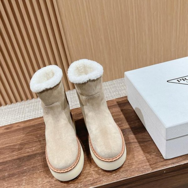 Neue Prada-Stiefel mit dreieckigem Logo und dicker Sohle