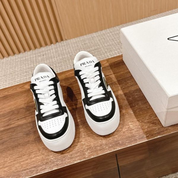 [Top-Version] Prada-Schuhe mit dreieckigem Logo und dicken Sohlen