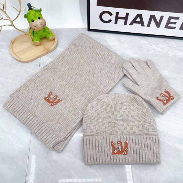 replica,schuhe,beste,kaufen,1:1,besten,seiten,Replik,turnschuhe,sneakers Dreiteiliges Set aus Schal, Mütze und Handschuhen von Louis Vuitton