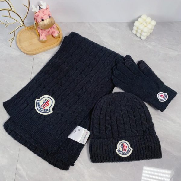 replica,schuhe,beste,kaufen,1:1,besten,seiten,Replik,turnschuhe,sneakers Dreiteiliges Set aus Schal, Mütze und Handschuhen von Moncler