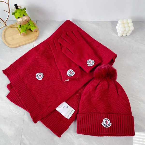 replica,schuhe,beste,kaufen,1:1,besten,seiten,Replik,turnschuhe,sneakers Dreiteiliges Set aus Schal, Mütze und Fellknäuelhandschuhen von MONCLER