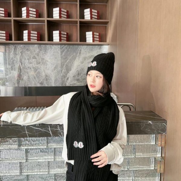 replica,schuhe,beste,kaufen,1:1,besten,seiten,Replik,turnschuhe,sneakers Klassisches Set aus Mütze und Schal von MONCLER