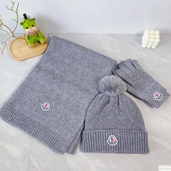 replica,schuhe,beste,kaufen,1:1,besten,seiten,Replik,turnschuhe,sneakers Dreiteiliges Set aus Schal, Mütze und Fellknäuelhandschuhen von MONCLER