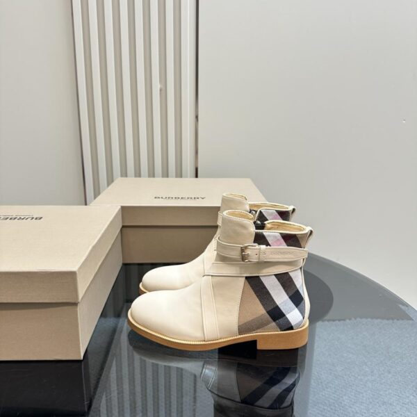 replica,schuhe,beste,kaufen,1:1,besten,seiten,Replik,turnschuhe,sneakers BURBERRBBR-Stiefel vom Designer Daniel Lee