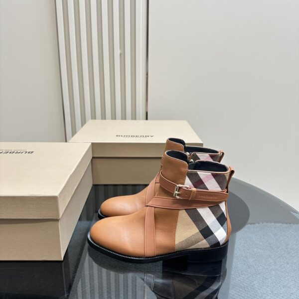 BURBERRBBR-Stiefel vom Designer Daniel Lee