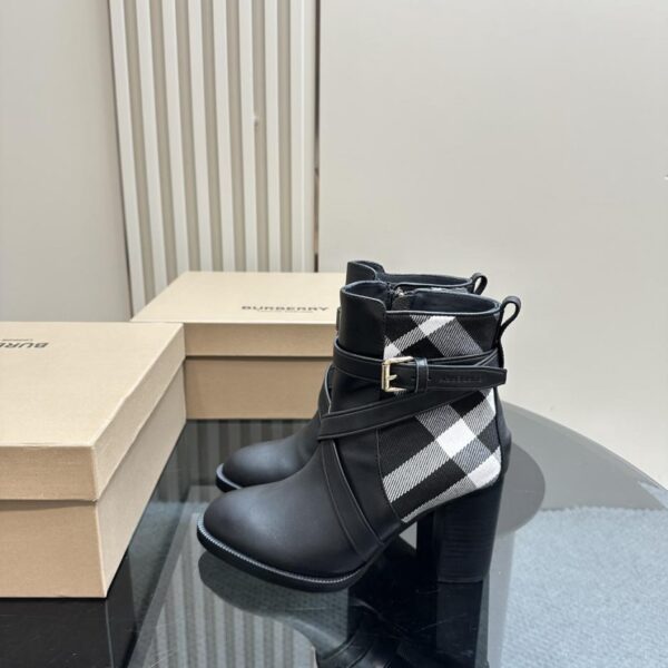 BURBERRBBR-Stiefel vom Designer Daniel Lee