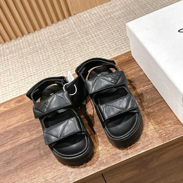replica,schuhe,beste,kaufen,1:1,besten,seiten,Replik,turnschuhe,sneakers [Top-Version] Prada-Sandalen mit zwei Riemen und Klettverschluss und dicker Sohle (880B)