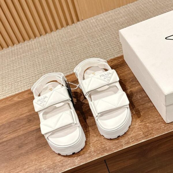replica,schuhe,beste,kaufen,1:1,besten,seiten,Replik,turnschuhe,sneakers [Top-Version] Prada-Sandalen mit Klettverschluss und zwei Riemen und dicker Sohle (A2A7)