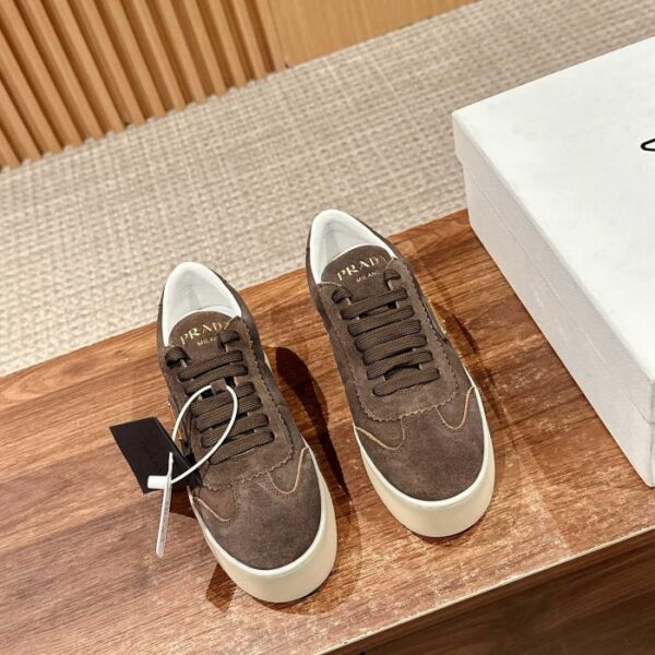 replica,schuhe,beste,kaufen,1:1,besten,seiten,Replik,turnschuhe,sneakers [Top-Version] Prada Frühjahr und Sommer neue weiße Schuhe mit dreieckigem Logo und dicken Sohlen, Freizeitschuhe aus Wildleder und Glattledernähten
