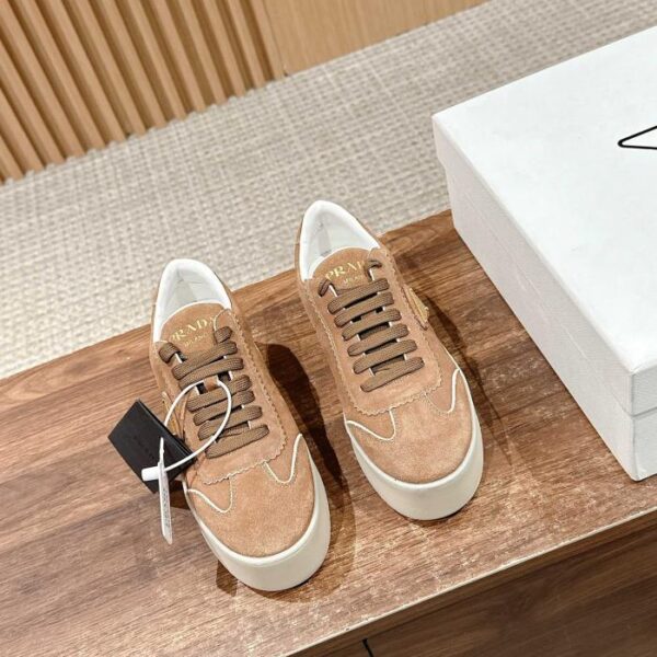 replica,schuhe,beste,kaufen,1:1,besten,seiten,Replik,turnschuhe,sneakers [Top-Version] Prada Frühling und Sommer neue dreieckige Logo-weiße Schuhe mit dicken Sohlen, Freizeitschuhe, Wildleder und Glattleder, Nähte in Kontrastfarben