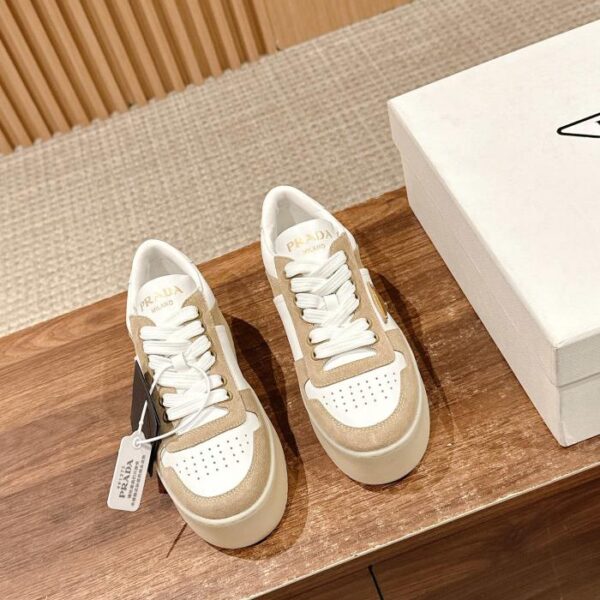 replica,schuhe,beste,kaufen,1:1,besten,seiten,Replik,turnschuhe,sneakers [Top-Version] Prada Frühjahr und Sommer neue dreieckige Logo-weiße Schuhe mit dicken Sohlen, Freizeitschuhe, Wildleder- und Glattledernähte (431C)