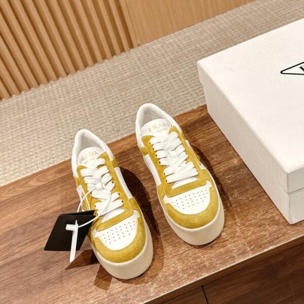 replica,schuhe,beste,kaufen,1:1,besten,seiten,Replik,turnschuhe,sneakers [Top-Version] Prada Frühjahr und Sommer neue weiße Schuhe mit dreieckigem Logo und dicken Sohlen, Freizeitschuhe aus Wildleder und Glattledernähten (5F5D)