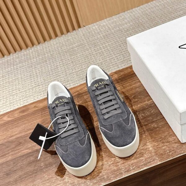 replica,schuhe,beste,kaufen,1:1,besten,seiten,Replik,turnschuhe,sneakers [Top-Version] Prada Frühjahr und Sommer neue weiße Schuhe mit dreieckigem Logo und dicken Sohlen, Freizeitschuhe aus Wildleder und Glattledernähten