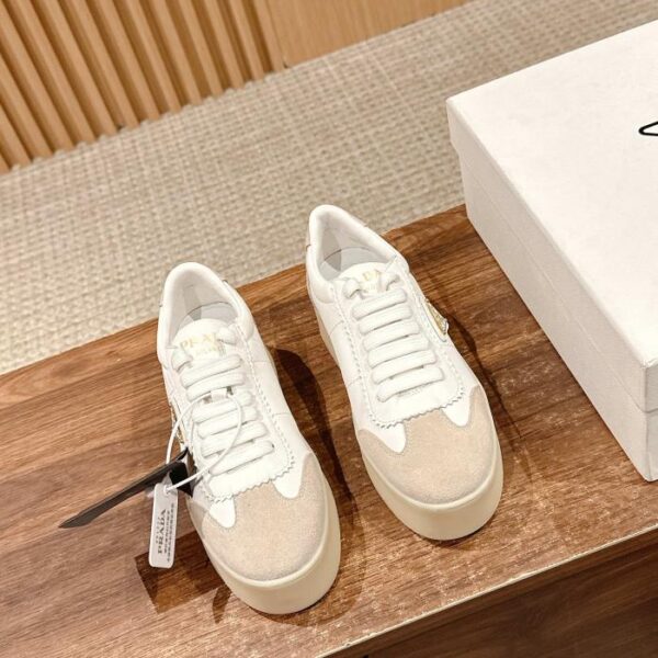 replica,schuhe,beste,kaufen,1:1,besten,seiten,Replik,turnschuhe,sneakers [Top-Version] Prada Frühjahr und Sommer neue dreieckige Logo-weiße Schuhe mit dicken Sohlen, Freizeitschuhe, Wildleder- und Glattledernähte (B27A)