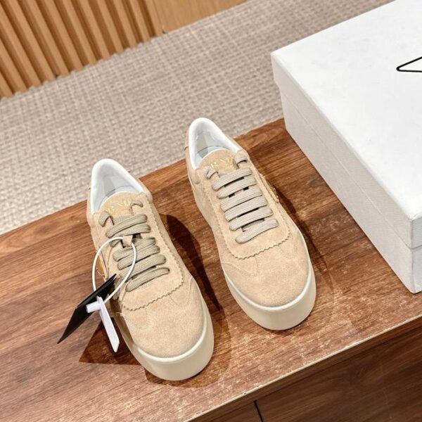 replica,schuhe,beste,kaufen,1:1,besten,seiten,Replik,turnschuhe,sneakers [Top-Version] Prada Frühjahr und Sommer neue dreieckige Logo-weiße Schuhe mit dicken Sohlen, Freizeitschuhe aus Wildleder und Glattleder (CFEE)