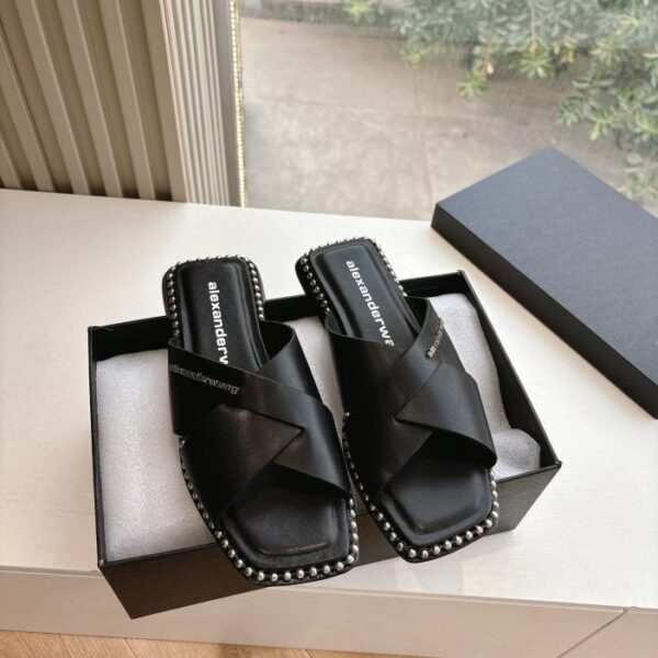 G013 Alexander Wang ist auf Lager. Die neuesten Frühlings- und Sommer-Flip-Flops sind einfach im Design, modisch und bequem für die Füße.