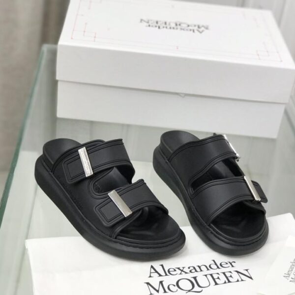 Klassische Hausschuhe in Bonbonfarben von Alexander McQueen