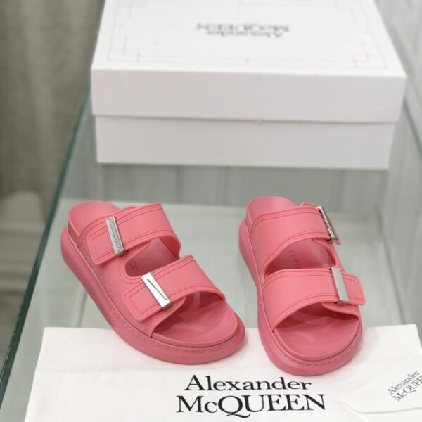 Klassische Hausschuhe in Bonbonfarben von Alexander McQueen