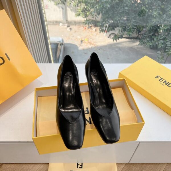 Fendi neue Schuhe, Hausschuhe der neuen Saison
