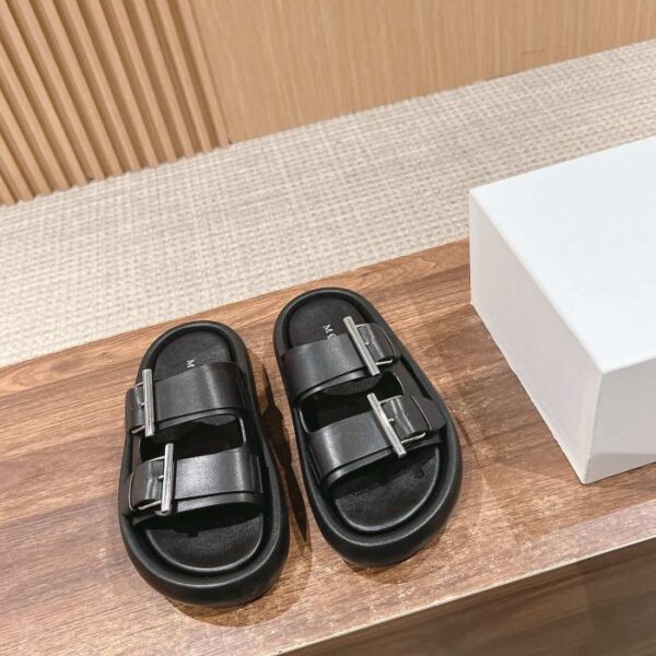 Boken-Halbhose mit dicker Sohle von Alexander McQueen aus der Vorfrühlingsserie