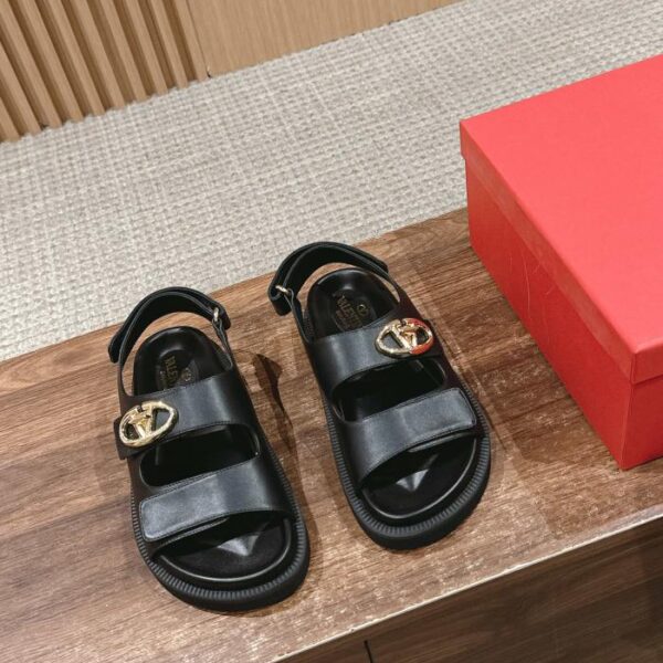 replica,schuhe,beste,kaufen,1:1,besten,seiten,Replik,turnschuhe,sneakers Valentino neue Strandsandalen mit Klettverschluss und großer V-Schnalle. Freizeitsandalen mit Klettverschluss
