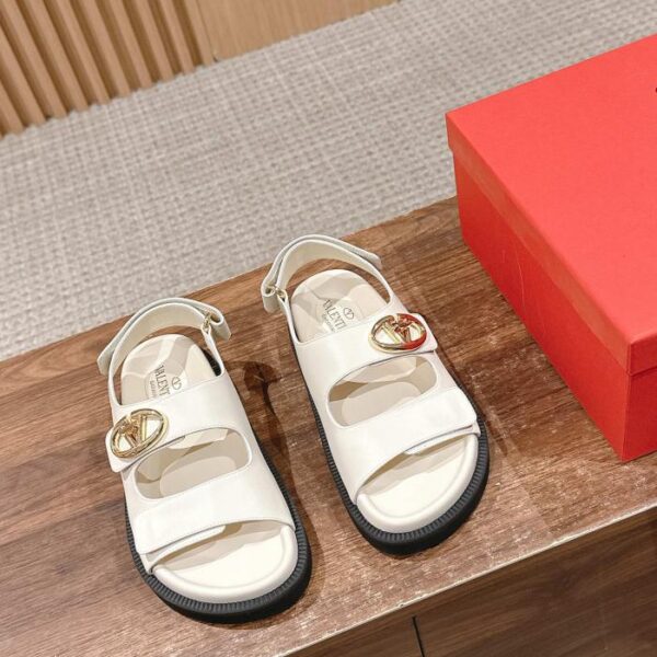 Valentino neue Strandsandalen mit Klettverschluss und großer V-Schnalle. Freizeitsandalen mit Klettverschluss