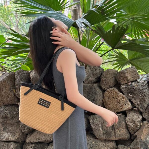 replica,schuhe,beste,kaufen,1:1,besten,seiten,Replik,turnschuhe,sneakers Neue gewebte Tasche von Miu Miu