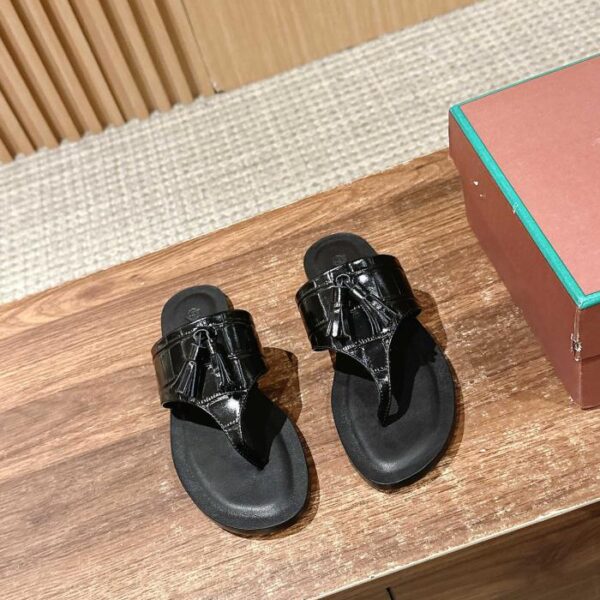 Noyo Panyas neue Flip-Flops mit Krokodilmuster und Quasten mit T-Riemen