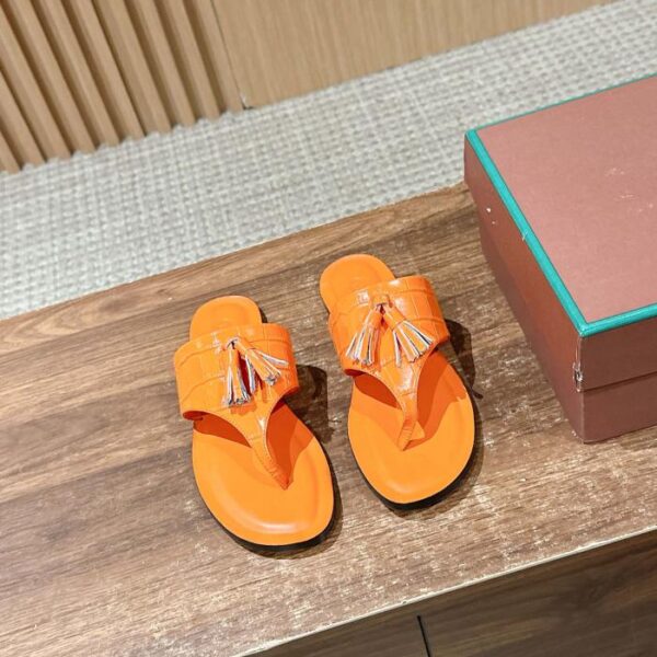 Noyo Panyas neue Flip-Flops mit Krokodilmuster und Quasten mit T-Riemen