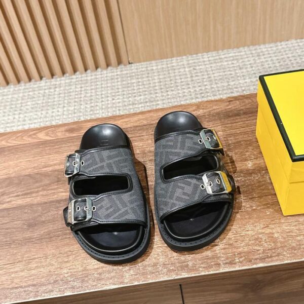 replica,schuhe,beste,kaufen,1:1,besten,seiten,Replik,turnschuhe,sneakers Flache Hausschuhe mit Doppelriemen von Fendi