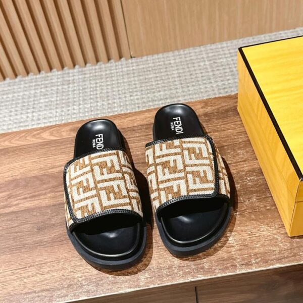 Fendis neueste Sommer-Slip-On-Sandalen und Hausschuhe für Paare aus der Roma-Serie