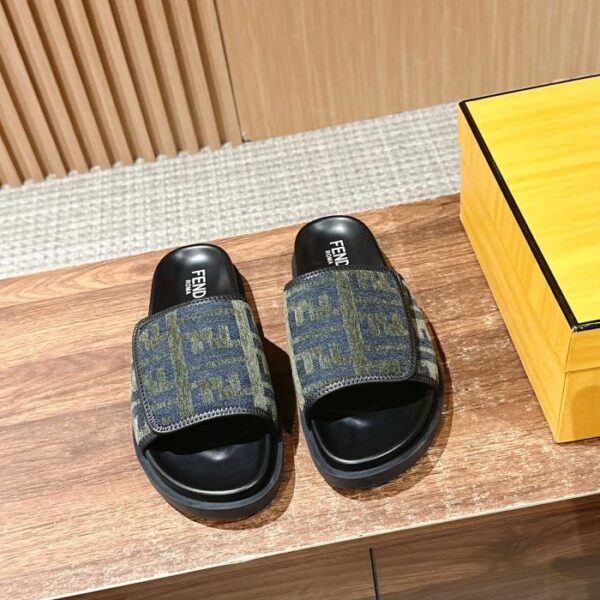 Fendis neueste Sommer-Slip-On-Sandalen und Hausschuhe für Paare aus der Roma-Serie