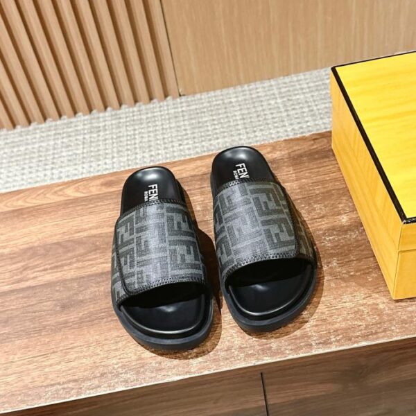 Fendis neueste Sommer-Slip-On-Sandalen und Hausschuhe für Paare aus der Roma-Serie