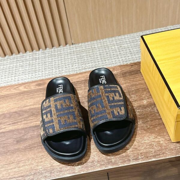 Fendis neueste Sommer-Slip-On-Sandalen und Hausschuhe für Paare aus der Roma-Serie
