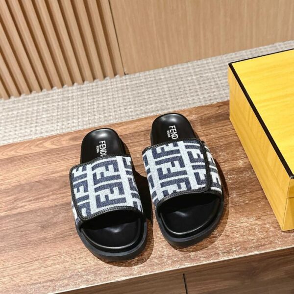 Fendis neueste Sommer-Slip-On-Sandalen und Hausschuhe für Paare aus der Roma-Serie
